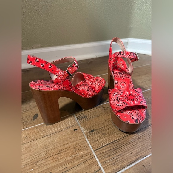 Red Bandana Print Platform Heels – Size 7.5 US – Bold & Retro Chic! - Picture 3 of 6